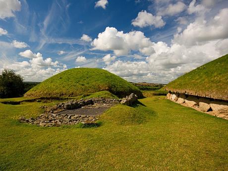 Knowth je největší pohřební mohylou z komplexu Brú na Boinne