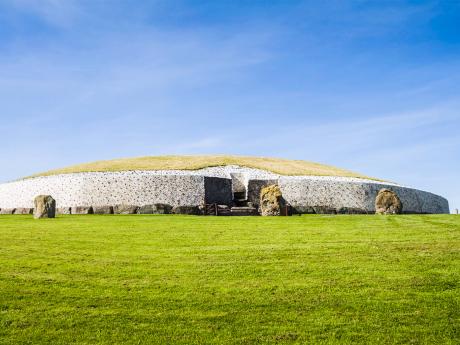 Rozsáhlá kupolovitá mohyla Newgrange pochází z doby kolem 3 200 př. n. l.
