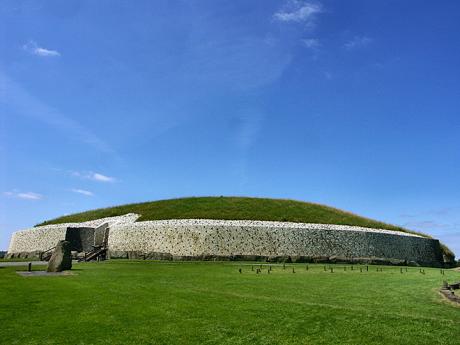 Rozsáhlá kupolovitá mohyla Newgrange pochází z doby kolem 3 200 př. n. l.