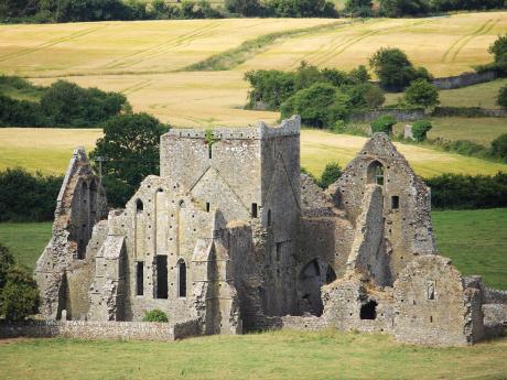 Středověký cisterciánský klášter Hore Abbey leží nedaleko Rock of Cashel