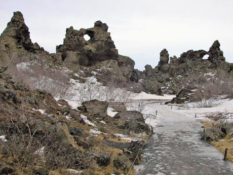 Oblast Dimmuborgir je charakteristická skalními útvary a jeskyněmi