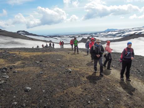 Přechod přes průsmyk Fimmvörðuháls pod sopkou Eyjafjallajökull
