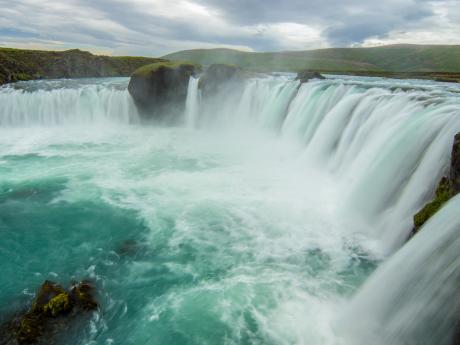 Třicet metrů široký vodopád Godafoss ve tvaru podkovy