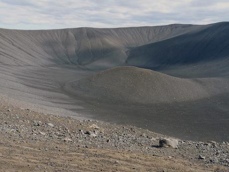 Pohled do kráteru Hverfjall u jezera Mývatn
