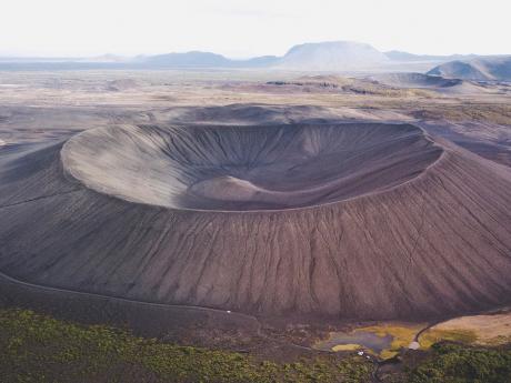 Kráter Hverfjall má v průměru přibližně 1 km