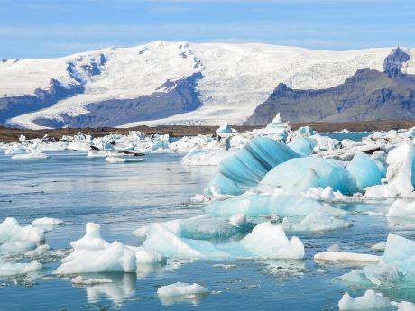 Jezero Jökulsárlón je plné plujících ledových ker