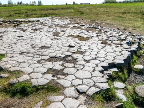 Přírodně vzniklé pole čedičových sloupů nedaleko vesnice Kirkjubæjarklaustur