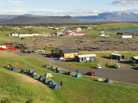 Kemp na břehu jezera Mývatn (v pozadí kráter Hverfjall)