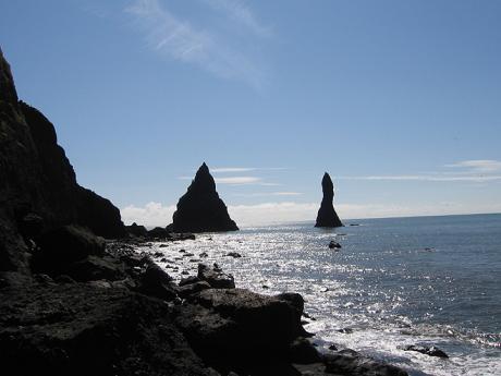 Skalní jehly Reynisdrangar se tyčí z moře nedaleko vesnice Vík