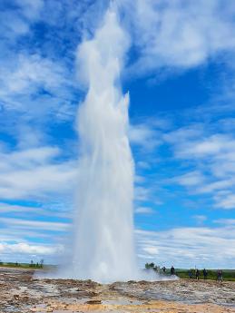 Gejzír Strokkur chrlí každých pár minut vodu do výšky 20 až 30 m