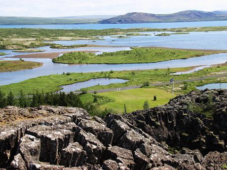 NP Þingvellir uvnitř riftového údolí, které leží na hranici tektonických desek