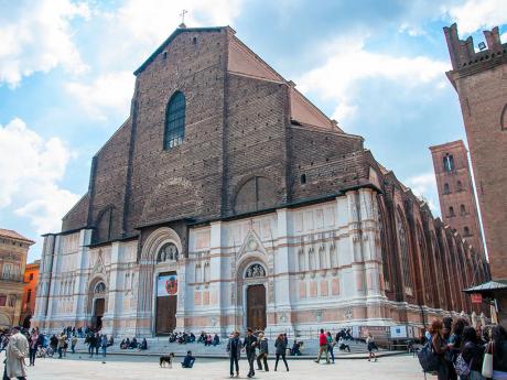 Bazilika San Petronio v Bologni je dlouhá 132 m, široká 66 m a vysoká 47 m