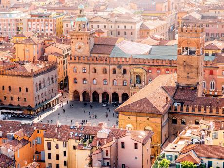 Starobylé Bologni se přezdívá červená díky dominanci cihlových budov v centru města
