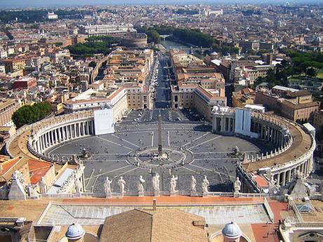 Pohled na Řím a Vatikán z ochozu kupole Svatopetrského chrámu