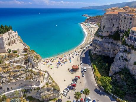 Jihoitalské město Tropea obklopují tyrkysové pláže