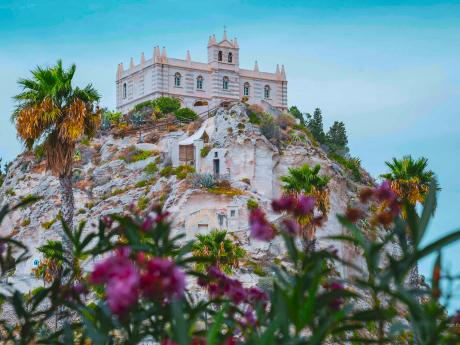 Tropea, tzv. „město na skále“, byla osídleno už kolem roku 1000 př. n. l.