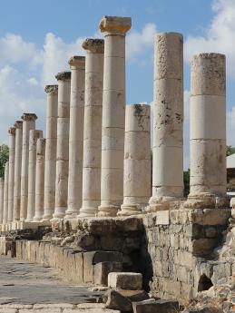 Sloupy stojící na hlavní ulici antických ruin Beit Šean