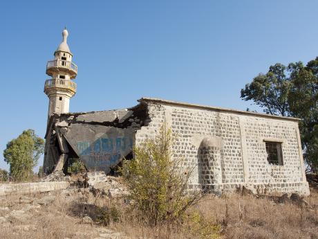 Viditelné pozůstatky tzv. šestidenní války na stále rozbořené mešitě