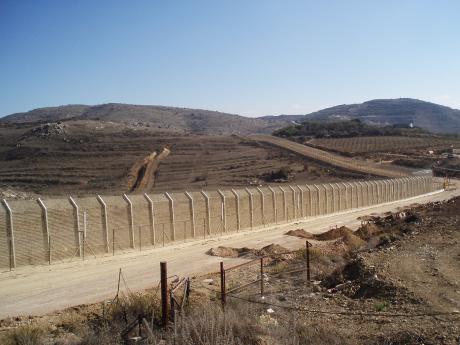 Velké území kolem Golan je neustále obehnáno vysokým plotem