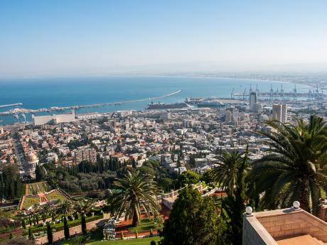 Panorama města Haifa s přístavem
