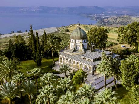 Chrám na vrcholu Hory Blahoslavenství ční nad nedaleké Galilejské jezero