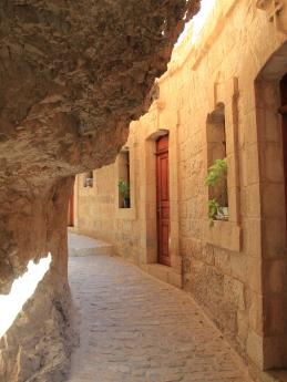 Monastýr vytesaný do skály nad Jerichem v místě Ježíšova 40denního půstu