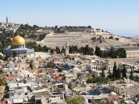 Olivetská hora na pozadí Skalního chrámu a mešity Al-Aksá