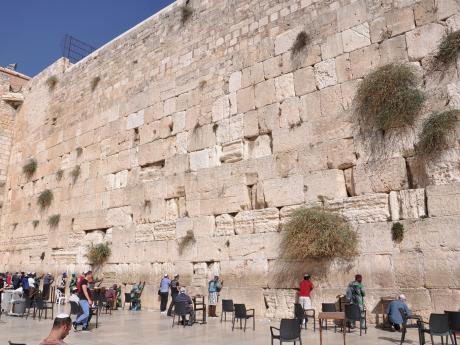 Zeď nářků tvořená obrovskými kamennými kvádry je pozůstatkem vnějších hradeb