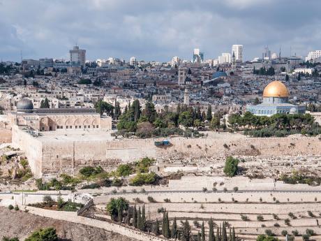 „Svaté město“ Jeruzalém v pozadí s moderní zástavbou