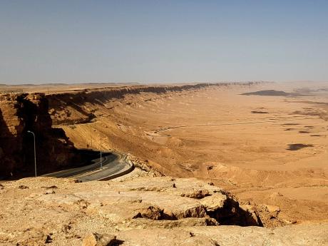 Machteš Ramon, čtyřicet km dlouhá pouštní krasová sníženina