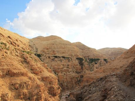 Erozí vzniklé vyprahlé údolí Vádí Kelt leží severovýchodně od Jeruzaléma