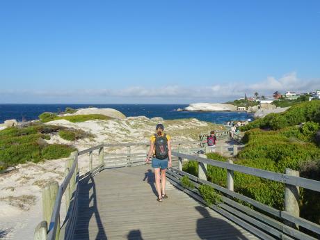 Překrásné pláži Boulders Beach daly jméno obrovské žulové balvany 