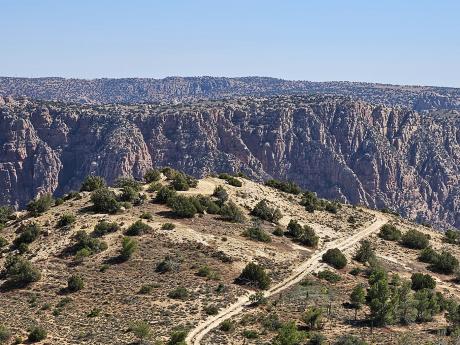 Během túry rezervací Dana se otevírají krásné výhledy do okolní krajiny