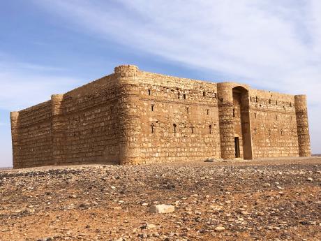 Qasr Charana je největším pouštním hradem v Jordánsku