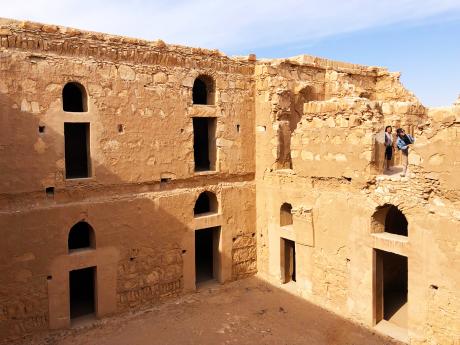 Nádvoří pouštního hradu Qasr Charana