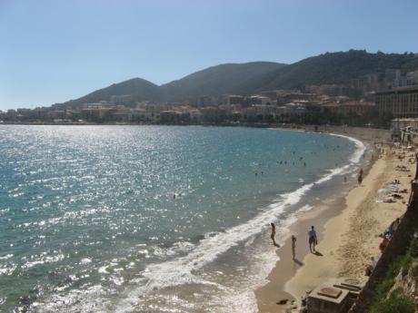 Pláž v Ajacciu, největším městě Korsiky