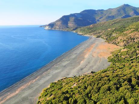 Cap Corse - pláž u města Nonza