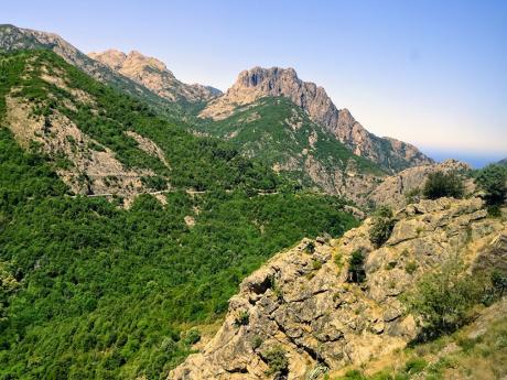 Skalnaté vrcholky v průsmyku Col de Vergio