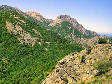 Skalnaté vrcholky v průsmyku Col de Vergio