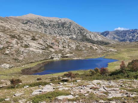 Horské jezero Nino se nachází na náhorní plošině obklopené horami