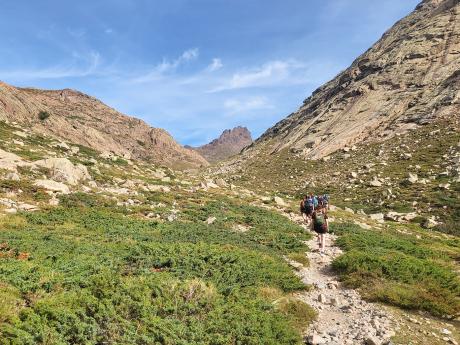 Cesta k vrcholu Paglia Orba přezdívanému „korsický Matterhorn“