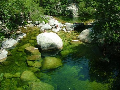 Řeka Tavignano tvoří různé tůňky, skluzavky a bazénky skvělé na koupání