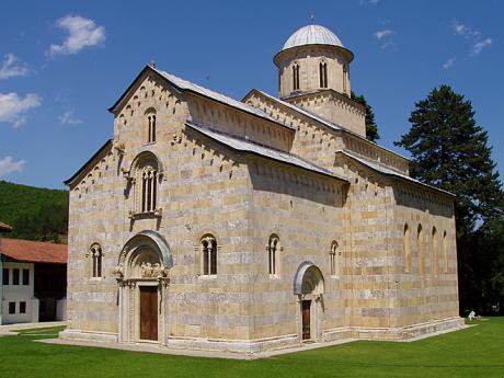 Dećanský monastýr je postaven z růžového a světle žlutého mramoru