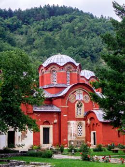Srbský pravoslavný klášter nedaleko města Peć (Peja)