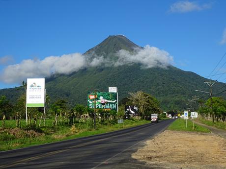 Vulkán Arenal je dominantou kostarické krajiny