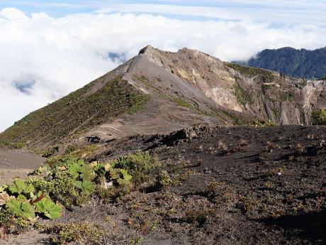 Vrchol volcánu Irazú leží v nadmořské výšce 3 432 metrů