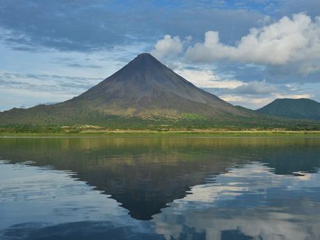 Vulkán Arenal se zrcadlí na hladině jezera