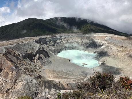 Hlavní kráter sopky Poás je 1,5 km široký a 300 m hluboký a obsahuje jezírko