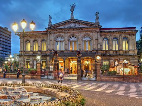 Národní divadlo v San José de Costa Rica je postavené dle vzoru pařížské Opery