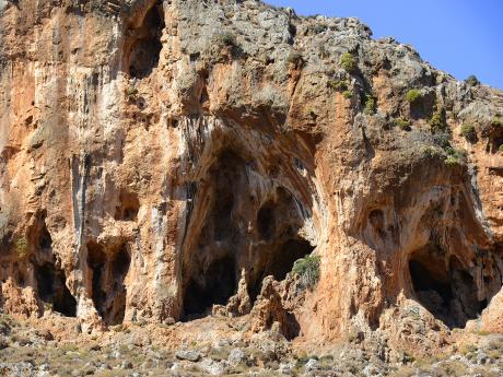 Staří Řekové pohřbívali své mrtvé v četných jeskyních soutěsky Zakros